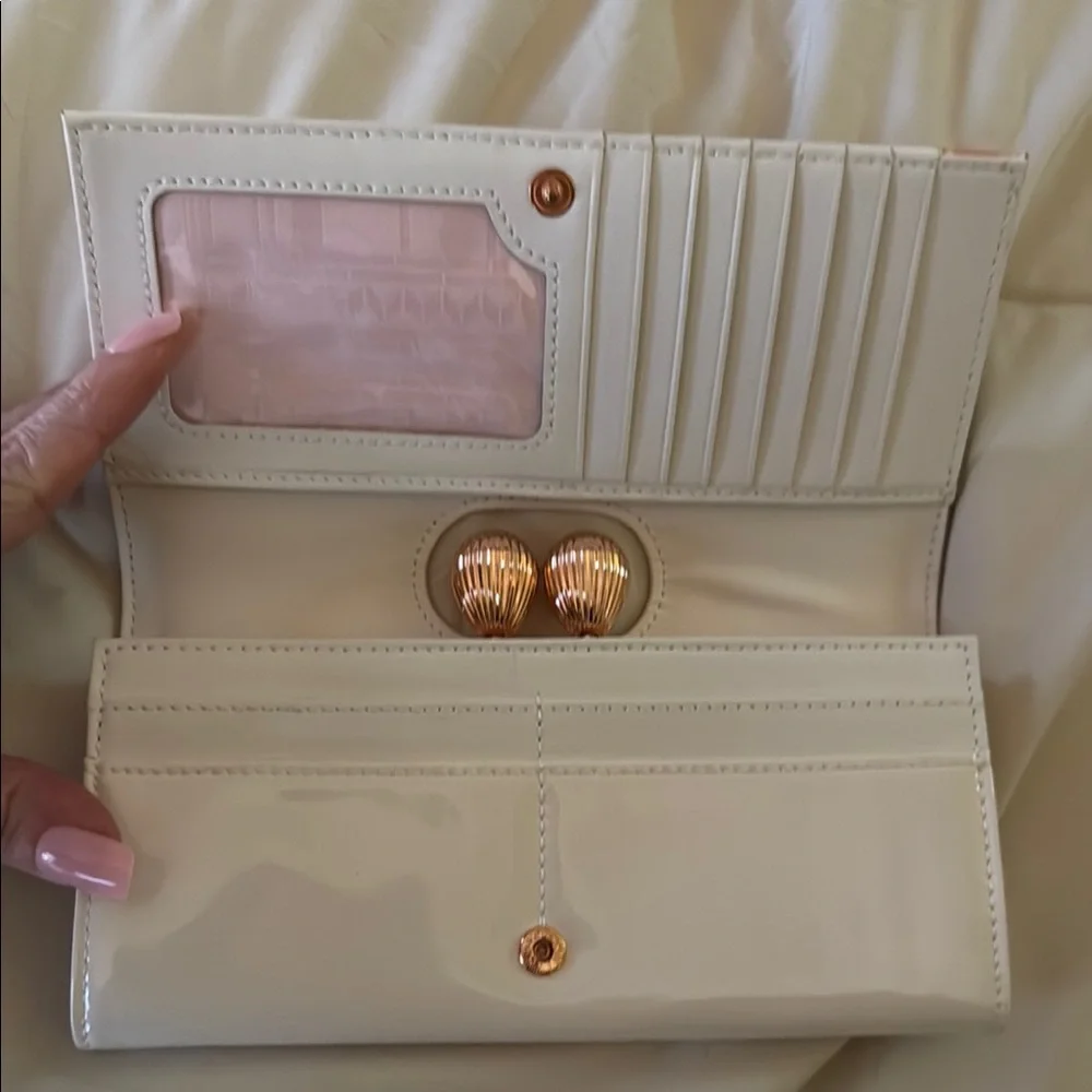 Elegant Floral Clutch in White and Red - Picture 3 of 6